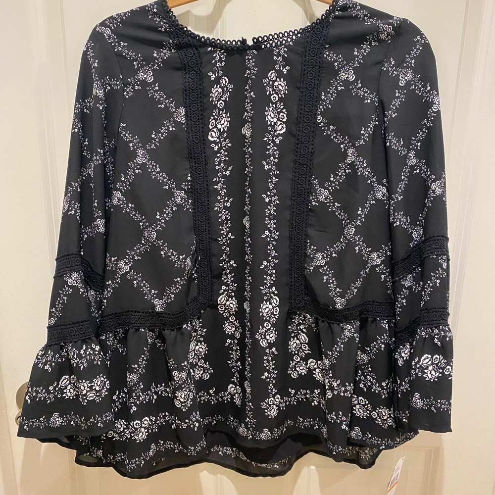 Women’s Fever brand bell sleeve blouse